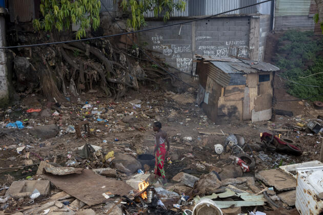 Une habitante traverse Kaweni, le plus grand bidonville de France, le 5 décembre 2020. Des dizaines de milliers de personnes y vivent, mais l’accès à l'eau et à l'électricité y est fortement limité. La majorité des habitants sont des migrants clandestins des Comores.