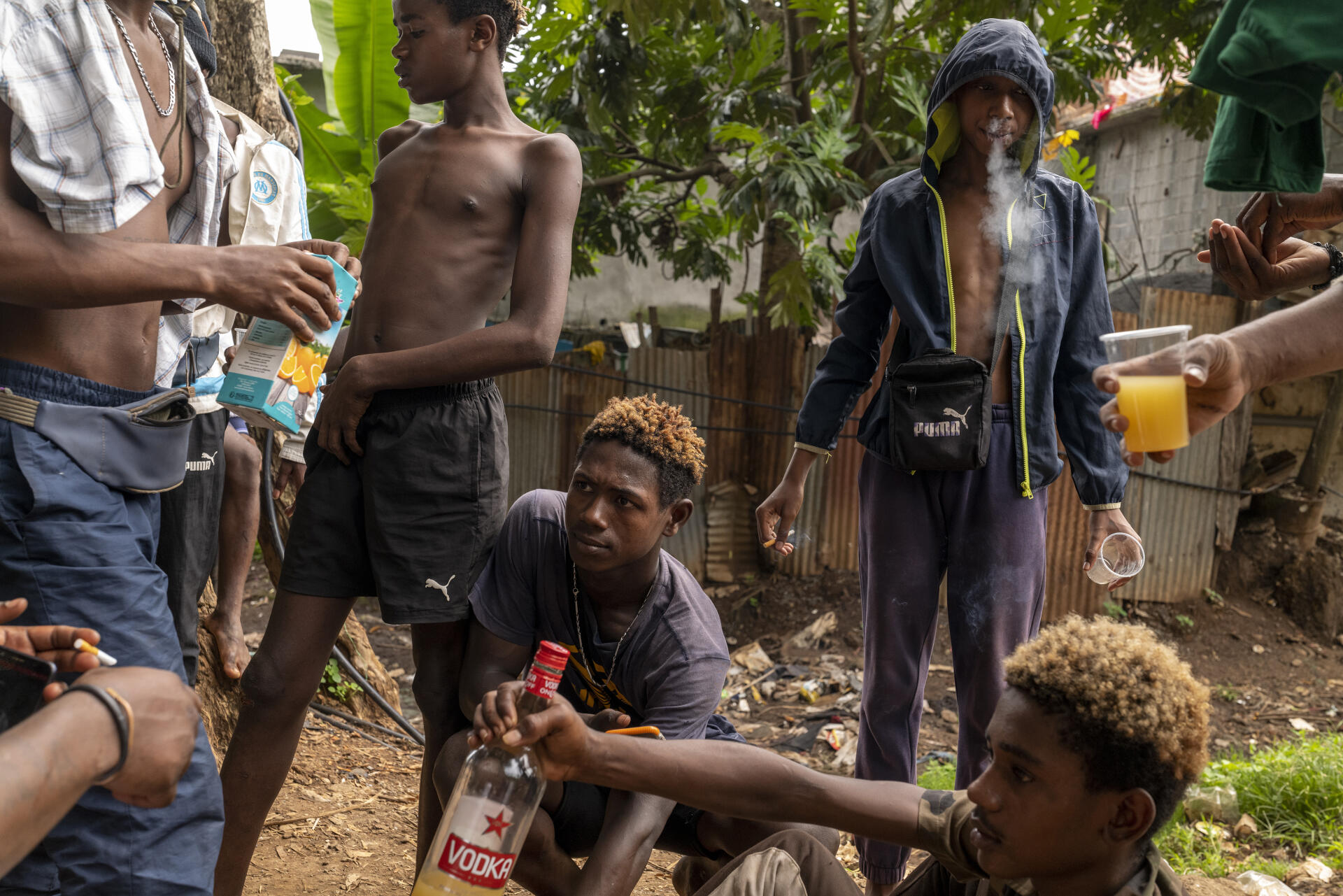 Des membres de la bande de jeunes des Microbs, dans le bidonville de Kaweni, le 19 décembre 2020. Le groupe est responsable de nombreux délits tels que le vol, la violence. Certains d’entre eux n’ont même pas 15 ans.