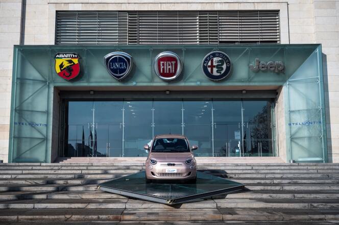Le constructeur Stellantis (Fiat-PSA) a encore annoncé, le 26 mars,  la suspension de la production dans cinq de ses usines en Amérique du Nord, faute de puces électroniques.