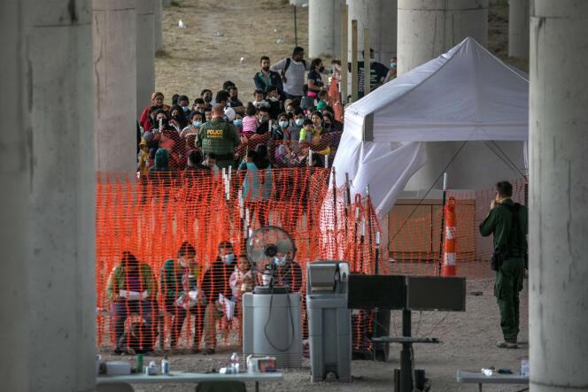 Les demandeurs d’asile au centre de traitement de la patrouille frontalière américaine, sous le pont d’Anzalduas, près de Mission (Texas), le 23 mars.