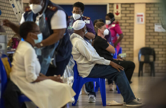 A Soweto, en Afrique du Sud, vaccination du personnel soignant du Chris Hani Baragwanath Academic Hospital,  le 5 mars.