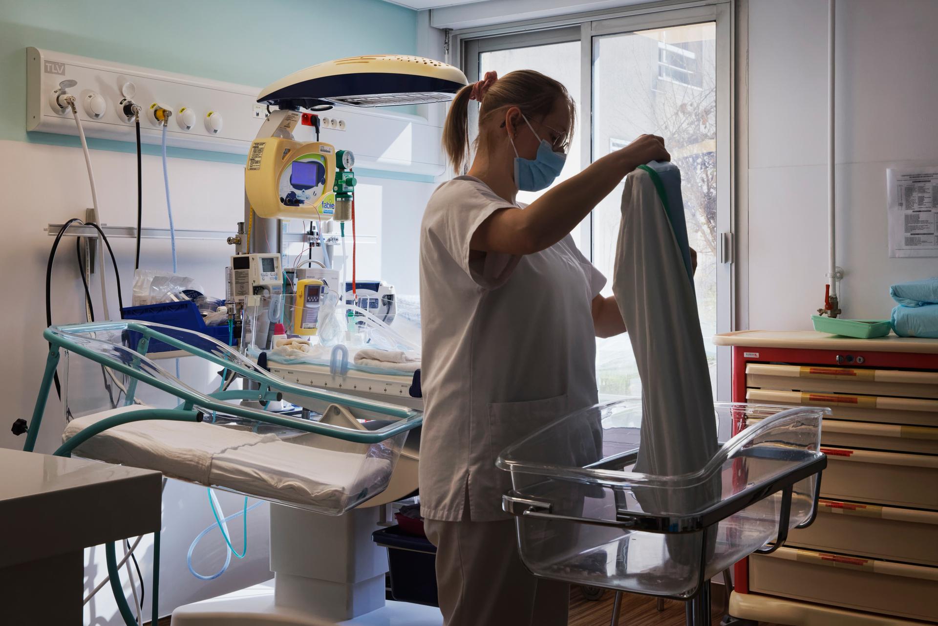 Salaire Net Auxiliaire De Puériculture En Maternité De Nuit Une journée avec les sages-femmes de l'hôpital d'Arpajon : « Ce qui se  passe dans les maternités, ce n'est pas tout rose »