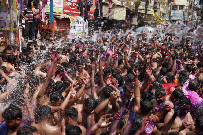 Les célébrations de la « Holi » à Prayagraj, en Inde, le 29 mars.