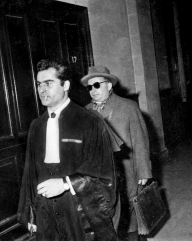 Au Palais de justice de Paris, le 30 octobre 1957: Georges Feuillet, l'inventeur du Stalinon, arrive accompagné d'un avocat.