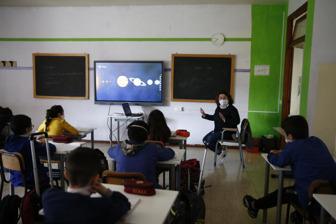 Reprise des cours dans une école primaire de Rome, le 30 mars 2021. Les établissements du Latium, passé en « zone orange », ont pu rouvrir, malgré les mesures de restrictions toujours en vigueur en Italie.