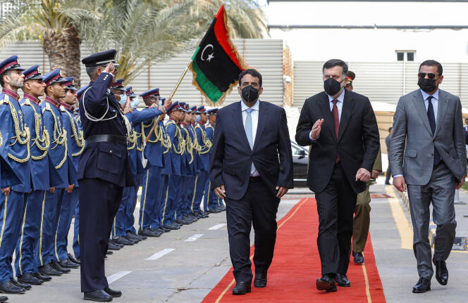 De gauche à droite : Mohamed Younes Menfi, chef du conseil présidentiel, Faïez Sarraj, ex-chef du gouvernement d’accord national, et Abdel Hamid Dbeibah, premier ministre intérimaire, à Tripoli, le 16 mars 2021.