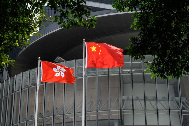 Drapeaux de Hongkong et de la Chine devant le LegCo, le 30 mars 2021 à Hongkong.