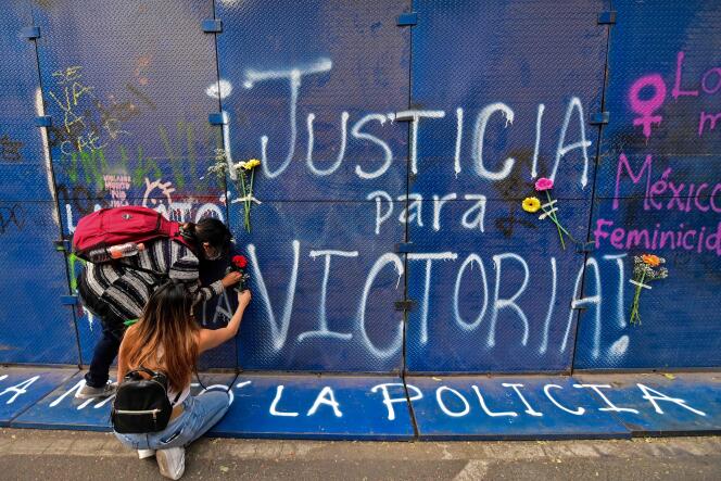 Des manifestantes déposent des fleurs en hommage à Victoria Salazar, le 29 mars à Mexico.