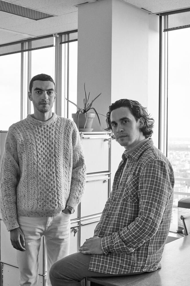 Adam Pugliese et Maxime Faure dans leur atelier, au 26e étage de la tour du Levant des Mercuriales, à Bagnolet (Seine-Saint-Denis), en mars 2021.