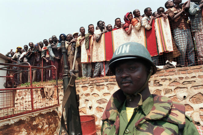 Un soldat ghanéen des Nations unies veille sur des réfugiés tutsi, le 20 juin 1994, à Kigali, alors qu’ils sont évacués de l’église Holy Family vers Kabuga, à la périphérie de la capitale rwandaise.