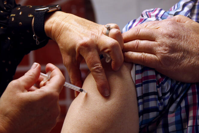 Un homme reçoit une dose du vaccin Moderna contre le Covid-19 à Marc-en-Barœul, près de Lille, le 20 mars 2021