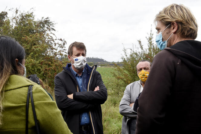 Le député européen d’EELV Yannick Jadot (gauche) parle avec un cultivateur de betteraves biologiques, à Vimy (Pas-de-Calais), en septembre 2020.