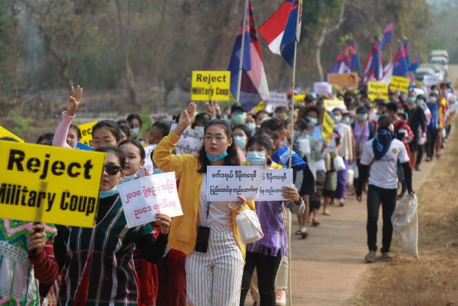 Des habitants de l’Etat de Karen manifestent contre le coup d’Etat des militaires birmans le 31 mars à Hlaingbwe, Birmanie.