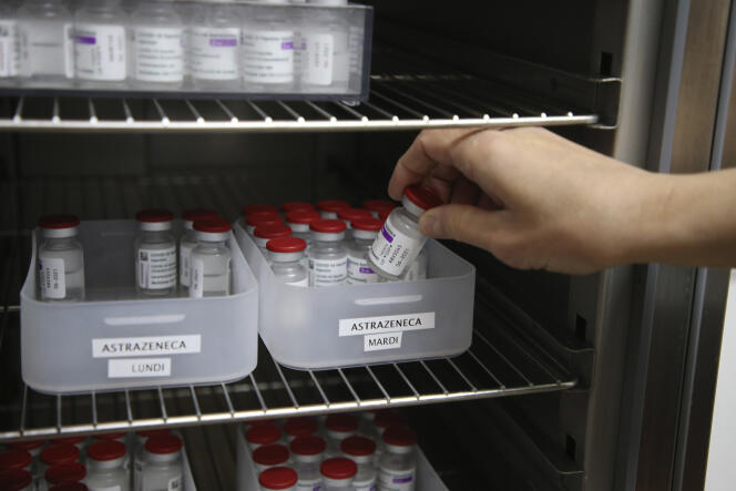 Des fioles de vaccins AstraZeneca sont préparées dans un réfrigérateur d’un centre de vaccination de Saint-Jean-de-Luz (Pyrénées-Atlantiques, le 16 mars.