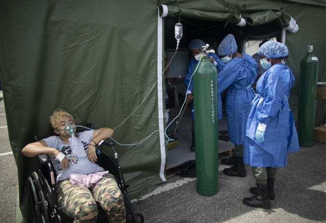 Une femme atteinte du Covid-19 reçoit de l’oxygène dans un hôpital de campagne installé sur le parking de l’auditorium Poliedro de Caracas, au Venezuela, le 21 mars 2021.