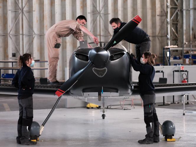 Des pilotes et techniciens de l'entreprise Aura Aero travaillent sur le prototype Intégral R, destiné à la voltige, le 23 mars 2021.