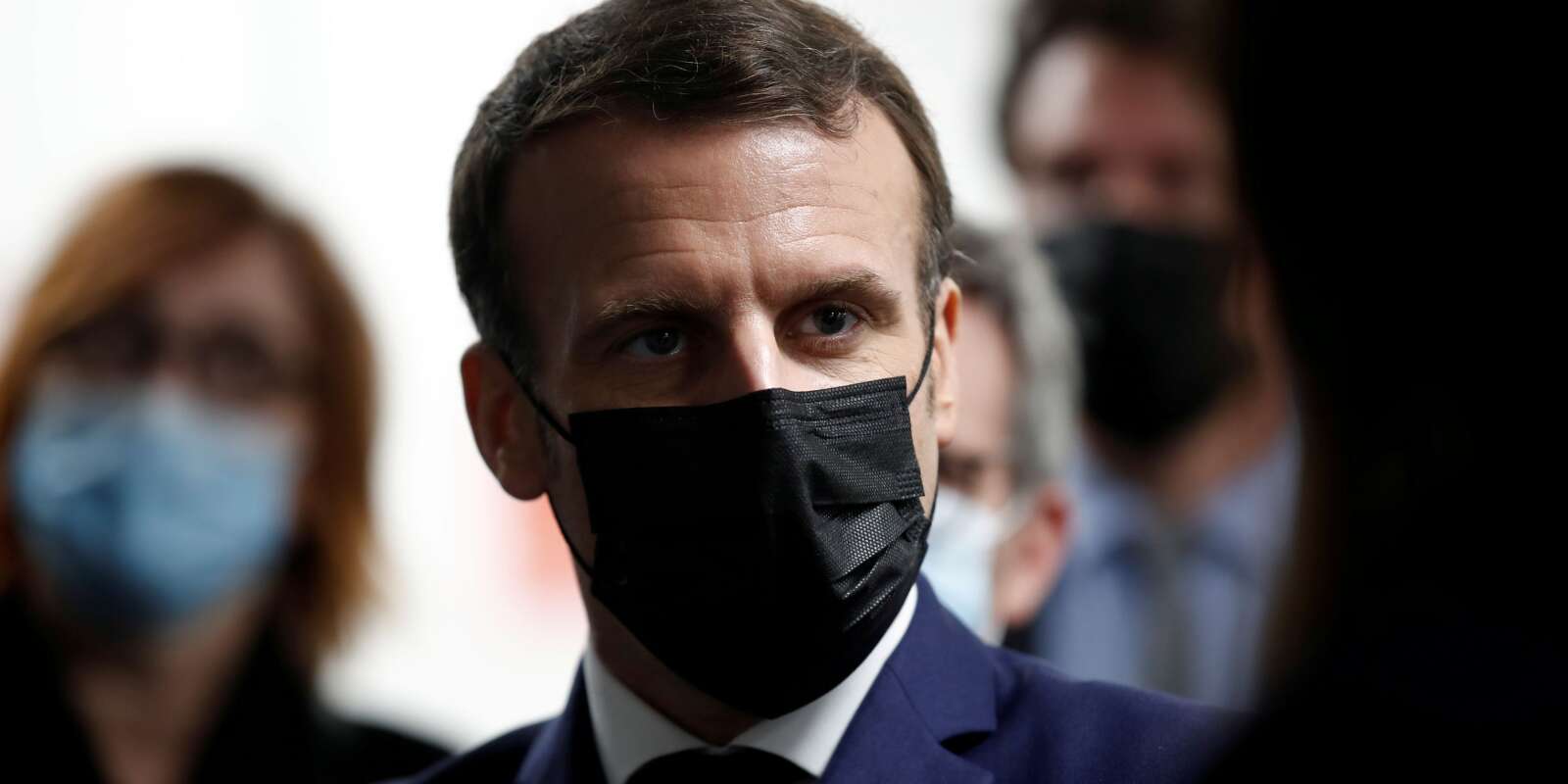 Emmanuel Macron lors d’une visiste dans un centre de vaccination contre le Covid-19 à Bobigny (Seine-Saint-Denis), le 1er mars.