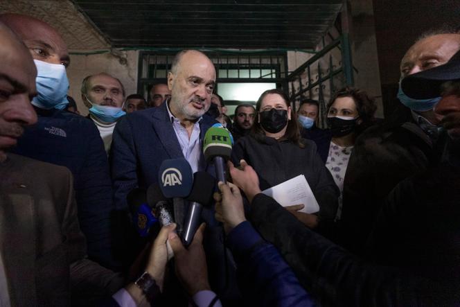 Le dissident Nasser Al-Qidwa (au centre), et l’épouse de Marouane Barghouti, Fadwa, après avoir enregistré leur liste commune pour les prochaines élections législatives de mai, à Ramallah, en Cisjordanie, le 31 mars 2021.