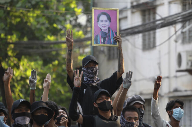 Des manifestants portant le portrait d'Aung San Suu Kyi, le 1er avril 2021, à Rangoun en Birmanie.