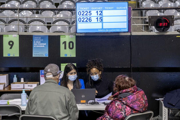A leur arrivée, les candidats au vaccin s’enregistrent à l’accueil du Palais des sports de Gerland, à Lyon, le 1er avril.