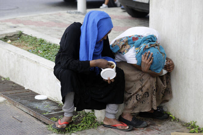 Deux domestiques éthiopiennes cachant leur visage dans une rue de Beyrouth en juin 2020, après avoir été jetées à la rue par leur employeur libanais.
