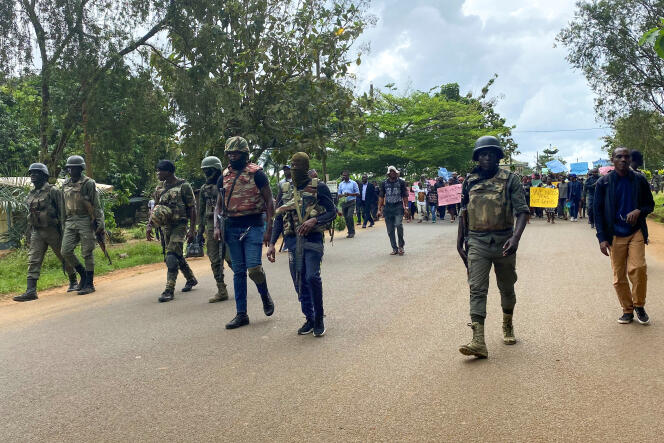 Des forces de sécurité encadrent une manifestation d’écoliers, de parents d’élèves et d’enseignants après une tuerie dans une école à Kumba, dans la région du Sud-Ouest, au Cameroun, le 25 octobre 2020.