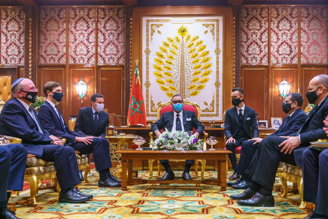 Le roi Mohammed VI (au centre) et le haut conseiller de Donald Trump, Jared Kushner (à gauche), le 22 décembre 2020,  à Rabat, lors d’une rencontre dans le cadre du «deal» prévoyant la normalisation avec Israël.