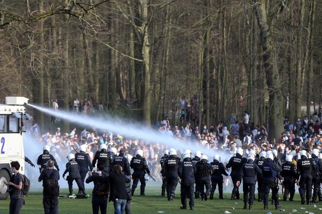La police belge tente de disperser le rassemblement avec un canon à eau, le 1er avril au bois de la Cambre, à Bruxelles.