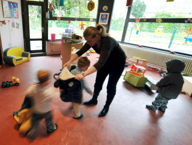 Une assistante maternelle accueille les enfants, à la crèche collective du Bois, à Hérouville-Saint-Clair (Calvados), en 2008.