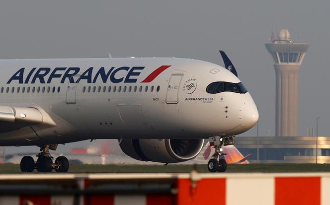 Un Airbus A350 d’Air France atterrit à l’aéroport international de Roissy-Charles-de-Gaulle, près de Paris, le 2 avril 2021.