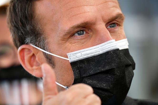 Le président Emmanuel Macron, à Saint-Egrève (Isère), le 2 avril.