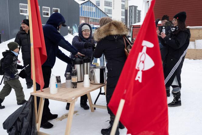 Des membres du parti Inuit Ataqatigiit servent du café et de la soupe, dans une rue piétonne de Nuuk (Groenland), le 25 mars.