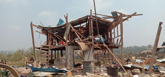Les restes d’un bâtiment dans le village de Hpapun, touché par des frappes aériennes, dans l’est de l’Etat de Karen, le 31 mars.