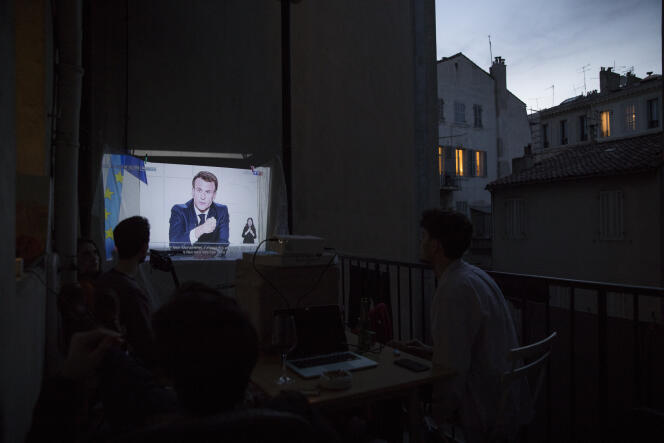 L’allocution télévisée d’Emmanuel Macron regardée depuis Marseille (Bouches-du-Rhônes), le 31 mars.