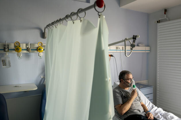 Msadek Belattek, 57 ans, respire un mélange d’air et d’oxygène à l’aide d’un masque dans sa chambre de l’hôpital Saint-Camille, à Bry-sur-Marne, le 1er avril.
