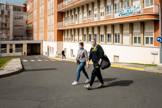 Msadek Belattek et sa fille Maissa, 21 ans, quittent l’hôpital Saint-Camille, à Bry-sur-Marne, le 1er avril.