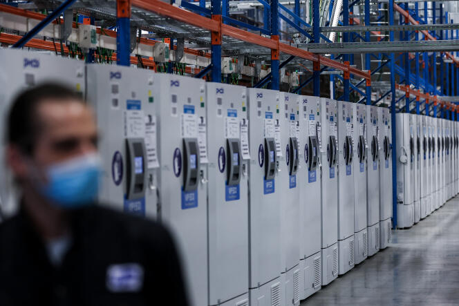 Les réfrigérateurs contenant le vaccin Pfizer-BioNtech dans l’usine de Puurs, Belgique, le 22 février 2021.