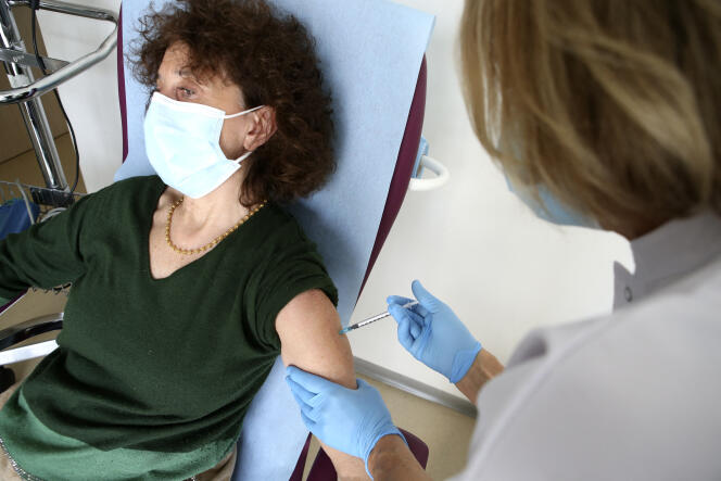 Une infirmière administre une dose du vaccin Pfizer/BioNTech Covid-19 à une femme à Ajaccio, le 7 janvier 2021.