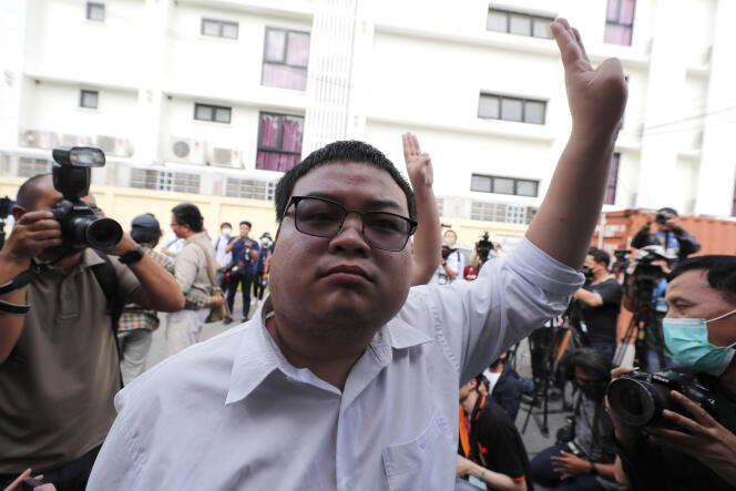 Le militant Parit Chiwarak, dit « Penguin », effectue le salut à trois doigts, signe de ralliement du mouvement démocratique, le 30 novembre 2020, à Bangkok (Thaïlande).