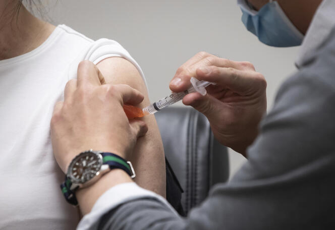 Un pharmacien canadien administre le vaccin contre le Covid-19 d’AstraZeneca à une Vancouveroise, le 1er avril.