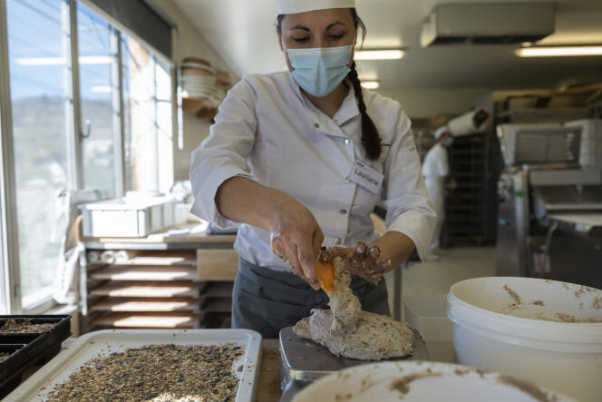 Lauriane Delarue, ancienne chargée d’affaires dans le BTP, rêve désormais de proposer sa gamme de pains et viennoiseries au levain. Ici à Noyers-sur-Jabron (Alpes-de-Haute-Provence), le 24 mars 2021.