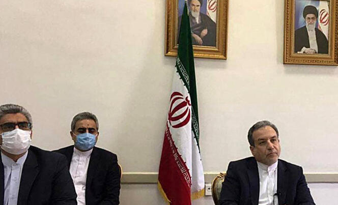 Le diplomate iranien Abbas Araghchi (à droite), lors d’une visioconférence sur le nucléaire, à Téhéran, le 2 avril.