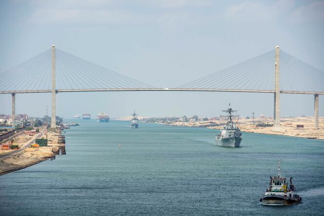 El destructor antiaéreo “USS Thomas Hudner” pasando bajo un puente en el Canal de Suez, el 3 de abril de 2021.