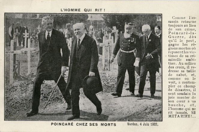 « L’homme qui rit ». « Poincaré chez ses morts », carte postale polémique du début des années 1920, « qui confirme le rôle de la carte postale comme vecteur de propagande ».