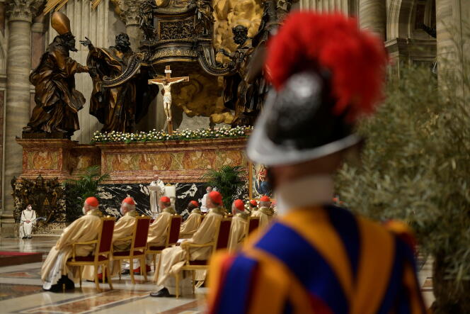 Le pape François célèbre la veillée pascale dans une basilique Saint-Pierre presque vide, le 3 mars, au Vatican.