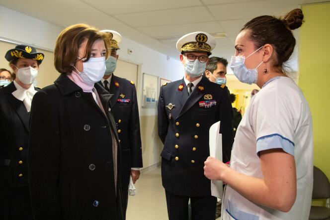 La ministre des armées, Florence Parly, visite un centre de vaccination, dans un hôpital militaire, à Saint-Mandé (Val-de-Marne), le 7 mars.