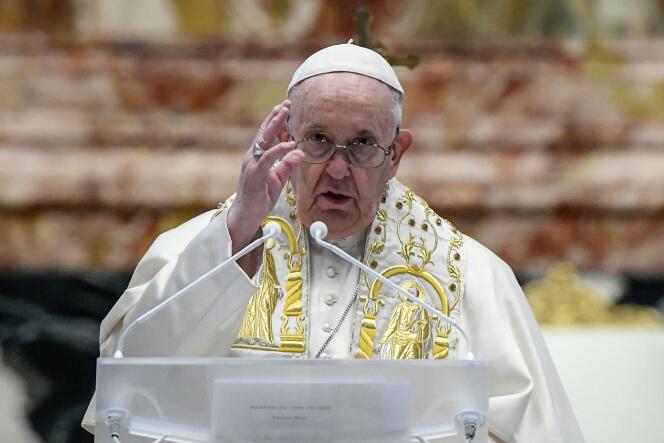 Le pape François donne sa traditionnelle bénédiction urbi et orbi après avoir célébré la messe de Pâques au sein de la basilique Saint-Pierre du Vatican, le 4 avril 2021.