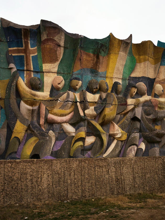 Face à la sortie de l’ancien aéroport de Tbilissi, une fresque en hommage au voyage, sculptée pendant la période soviétique.