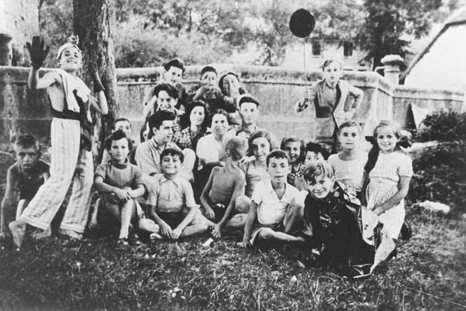 Les enfants juifs devant la maison d’Izieu, en avril 1944, peu de temps avant leur déportation vers les camps de la mort.