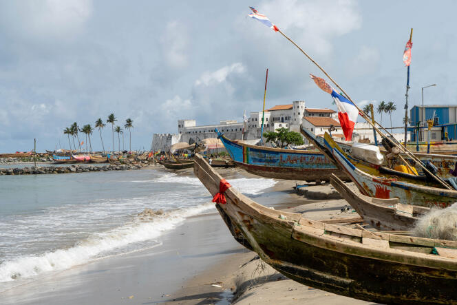 Le port de pêche d’Elmina, au pied du fort Saint-Georges-de-la-Mine, au Ghana, le 26 mars 2021. En arrière-plan, des digues de rochers anti-érosion.